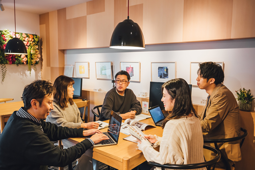 家づくりについてのミーティングをするイメージ