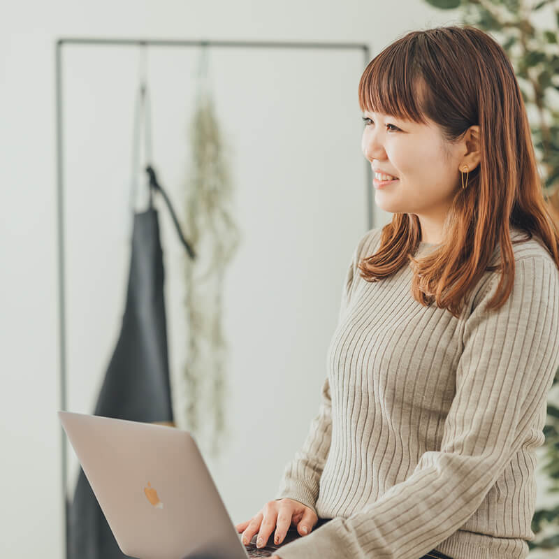 悩む女性のイメージ